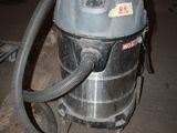 un aspirateur posé sur le sol de la pièce