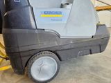a machine that is sitting on the floor in the garage