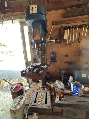 une machine posée sur un établi dans un garage