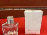 une photo d'un flacon de parfum posé sur une table rouge