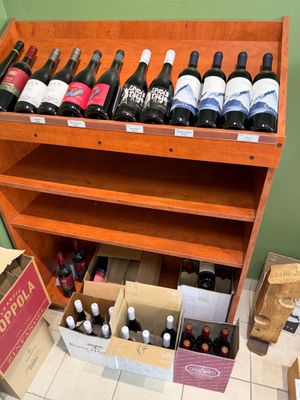 plusieurs bouteilles de vin posées sur une étagère dans une pièce