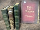 Plusieurs vieux livres sont posés sur une table à côté d'un livre