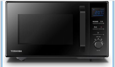 Le micro-ondes est noir et est équipé d'une horloge numérique.
