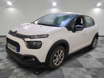 la citrole blanche est garee sur un sol en damier