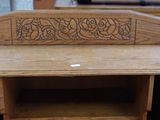 un petit bureau en bois avec un tiroir en dessous