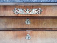 Commode en bois et placage, le plateau en marbre noir, ouvra… (photo 2)