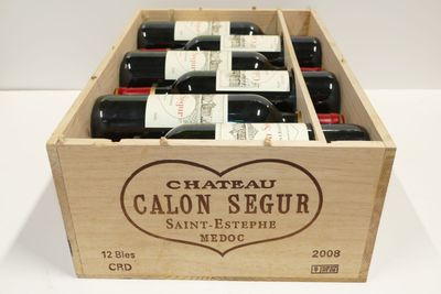 six bouteilles de vin dans un coffret en bois sur une table