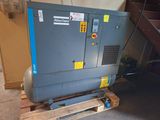 un compresseur d'air posé sur une palette dans un garage