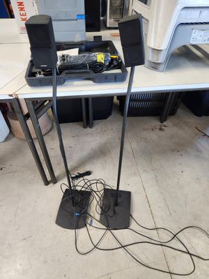deux enceintes et un pied d'enceinte posé au sol