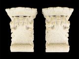 paire de colonnes en marbre blanc ornées de sculptures sur les côtés