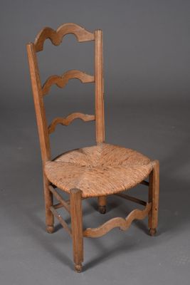 une image représentant une chaise en bois sur fond gris