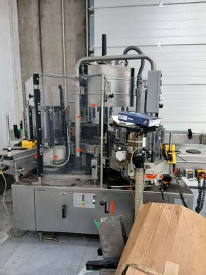 une image d'une machine qui travaille sur un morceau de bois