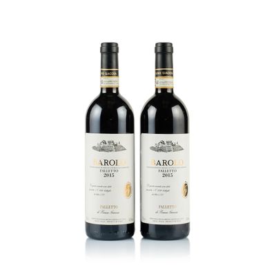 deux bouteilles de vin rouge posées l'une à côté de l'autre sur une surface blanche