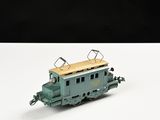 un petit train sur une surface blanche avec un fond noir