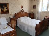 une chambre avec un lit et une table à l'intérieur