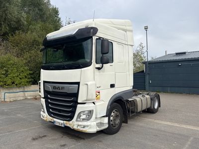 un camion blanc garé dans un parking