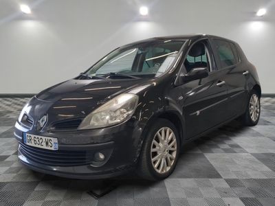 la photo d'une voiture noire garée sur un sol en damier