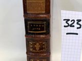 une pile de livres posée sur une table, à côté d'une étiquette de prix