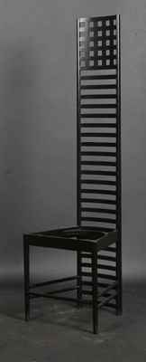 chaise en bois et en métal, avec une structure noire et une assise noire