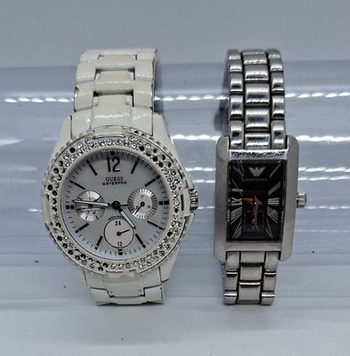 deux montres assises l'une à côté de l'autre sur une table