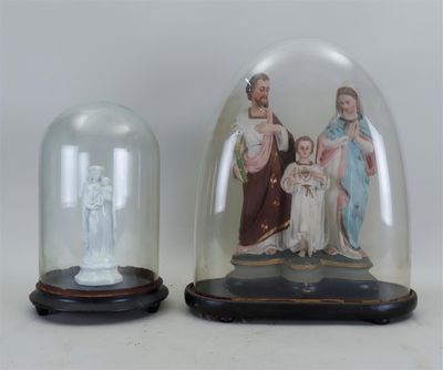deux figurines représentant Jésus et Marie sous un dôme en verre