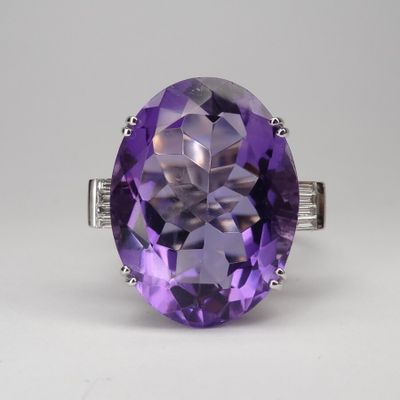 Bague en or blanc sertie d'une améthyste ovale d'env. 15 ct …