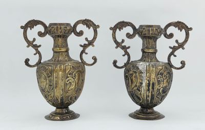 deux vases posés l'un à côté de l'autre sur une table