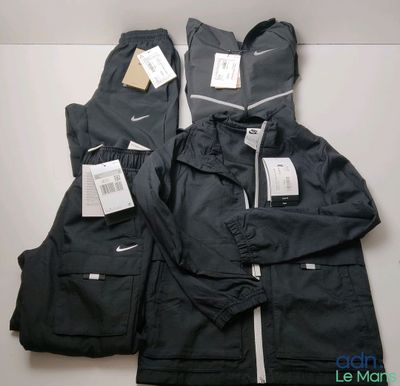 quelques vestes et pantalons posés sur une table