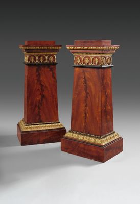 paire de socles de style George IV en acajou et laiton