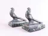 paire de faisans en bronze sur des socles en marbre, sur fond blanc
