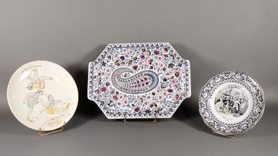 trois petites assiettes décorées, posées sur une table
