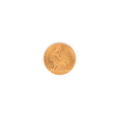 une vieille pièce d'or sur une surface blanche avec un fond blanc