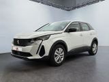 un SUV blanc garé dans un garage au sol noir