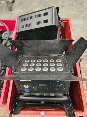 une boîte rouge contenant tout un tas de beignets