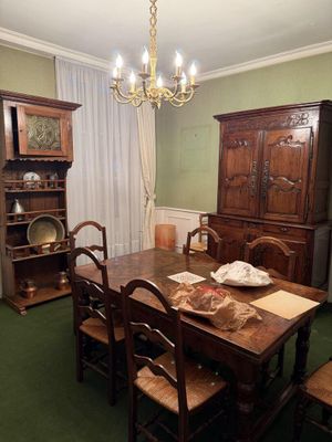une salle à manger avec une table, des chaises et un vaisselier