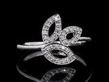 gros plan d'une bague en diamant sur une surface noire