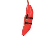un objet rouge auquel est attachée une corde