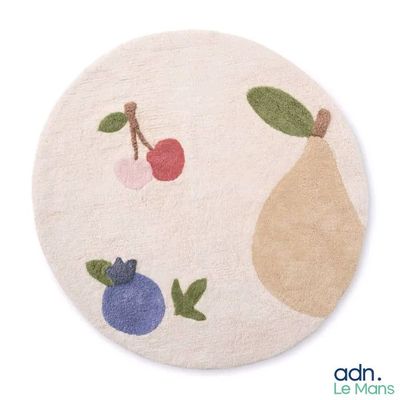 une photo d'un tapis rond orné de fruits et de baies