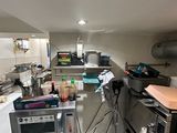 une image d'une cuisine avec beaucoup de désordre sur le comptoir