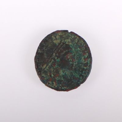 gros plan d'une pièce de monnaie sur une surface blanche