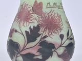 un petit vase orné de fleurs et d'un papillon