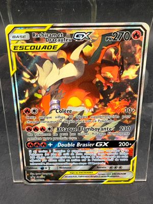 gros plan d'une carte pokemon dans un étui en plastique