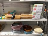 une étagère remplie de produits alimentaires dans un magasin