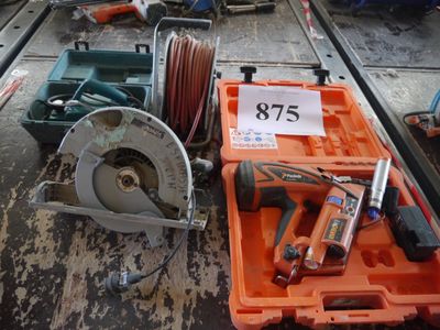 un grand nombre d'outils posés sur une table