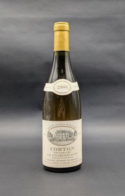 gros plan d'une bouteille de vin sur une table