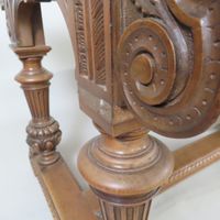 Bureau en noyer finement mouluré et sculpté, ouvrant par qua… (photo 5)