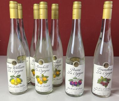 six bouteilles de vin sont alignées sur un plan de travail