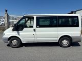 la photo d'une camionnette blanche garée sur un parking