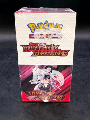 gros plan d'une boîte de cartes pokemon sur une table