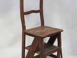 une vieille chaise en bois posée sur un sol blanc